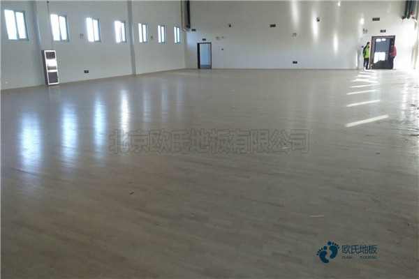 籃球場館地板哪個牌子的好1