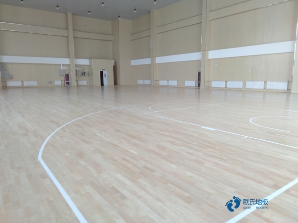 小學體育場地地板施工團隊1