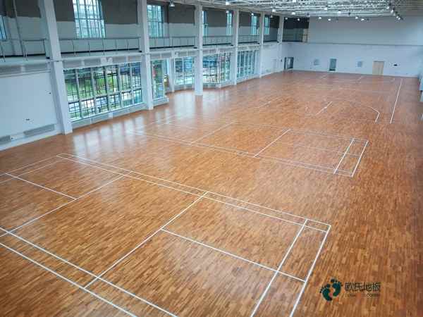 學(xué)校體育場地木地板施工團隊2