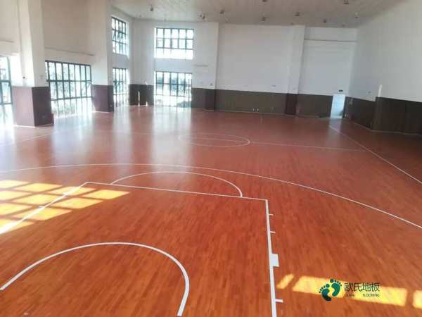 單龍骨運動館地板清潔保養2