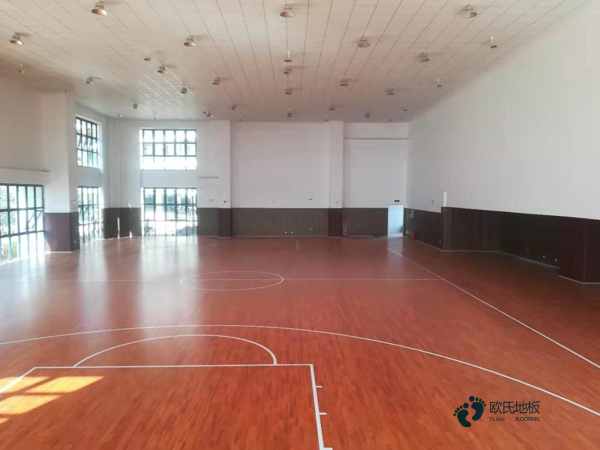 單龍骨運動館地板清潔保養1