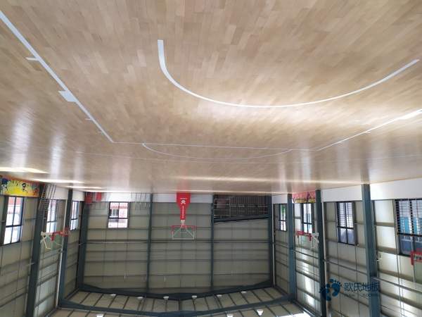 單龍骨籃球場館地板清潔保養3
