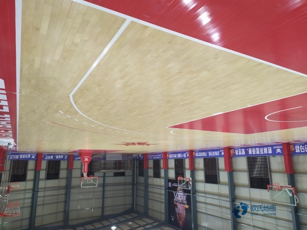 單龍骨籃球場館地板清潔保養1