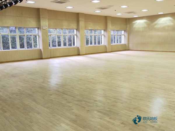 小學(xué)籃球運動地板施工2