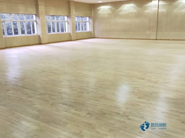 小學(xué)籃球運動地板施工3