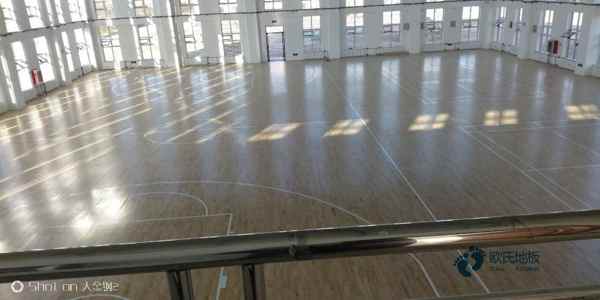 學校運動籃球地板施工隊1