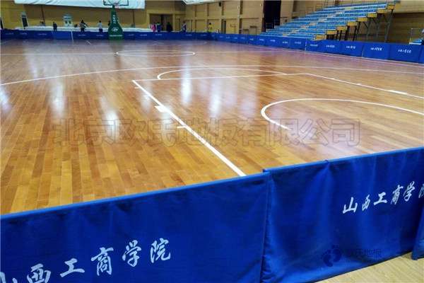 學校籃球場館木地板的回彈率怎么算3